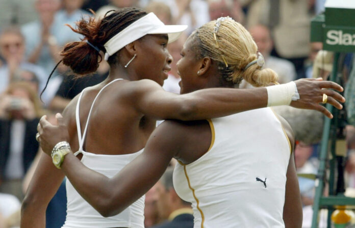 Fotografía de Gerry Penny, en la que puede verse en una imagen de archivo del 6 de julio de 2002 a las hermanas Serena Williams (d) y Venus (i), tras un partido. EFE
