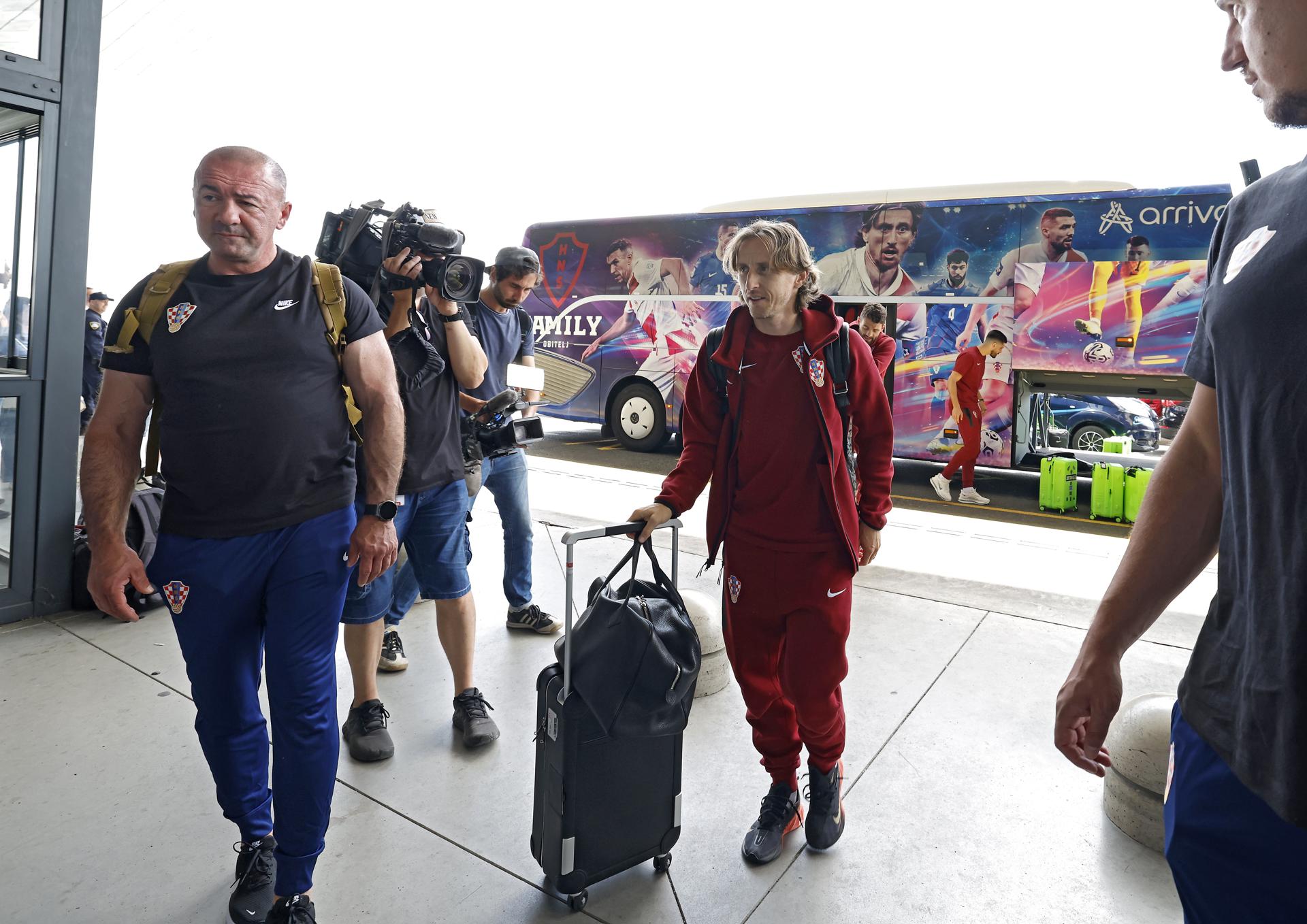 Luka Modric y jugadores de la selección croata de fútbol descienden de un autobús para partir hacia la Copa Mundial de la FIFA 2026. EFE/EPA/ANTONIO BAT
