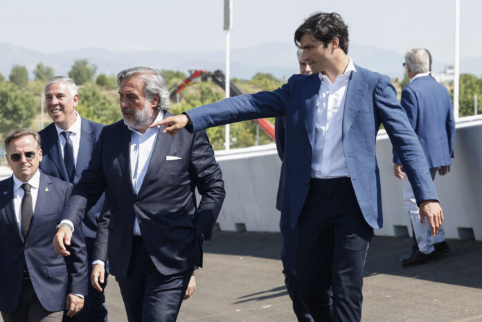 El piloto español de la escudería Williams Carlos Sainz (d) recorre 'la monumental', la curva peraltada que forma parte del MADRING, el circuito que acogerá del 11 al 13 de septiembre el Gran Premio de España Fórmula Uno, durante su presentación oficial este martes en Madrid. EFE/Chema Moya
