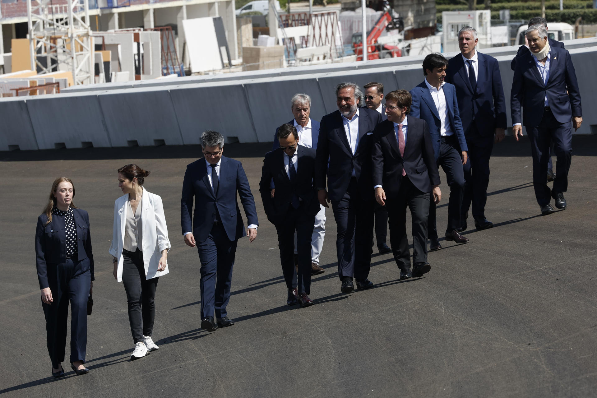 La presidenta de la Comunidad de Madrid, Isabel Díaz Ayuso (2i), y el alcalde de Madrid, José Luis Martínez Almeida (4d), junto a otras autoridades, pasean por 'la monumental', la curva peraltada que forma parte del MADRING, el circuito que acogerá del 11 al 13 de septiembre el Gran Premio de España Fórmula Uno, durante su presentación oficial este martes en Madrid. EFE/Chema Moya
