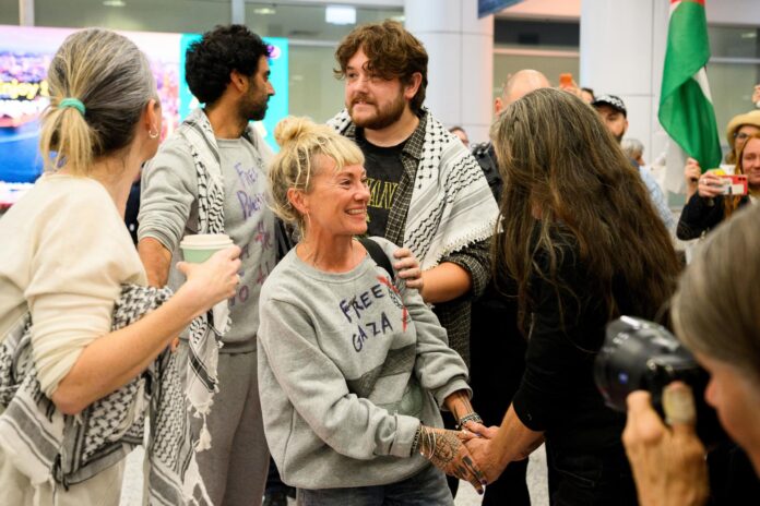 Imagen de archivo de activistas australianos regresando a casa después de haber estado detenidos por Israel mientras intentaban entregar ayuda humanitaria a Gaza a bordo de la Flotilla Global Sumud, en el Aeropuerto Internacional de Sídney, en Sídney, Australia, el 25 de mayo de 2026.
EFE/EPA/BIANCA DE MARCHI AUSTRALIA AND NEW ZEALAND OUT
