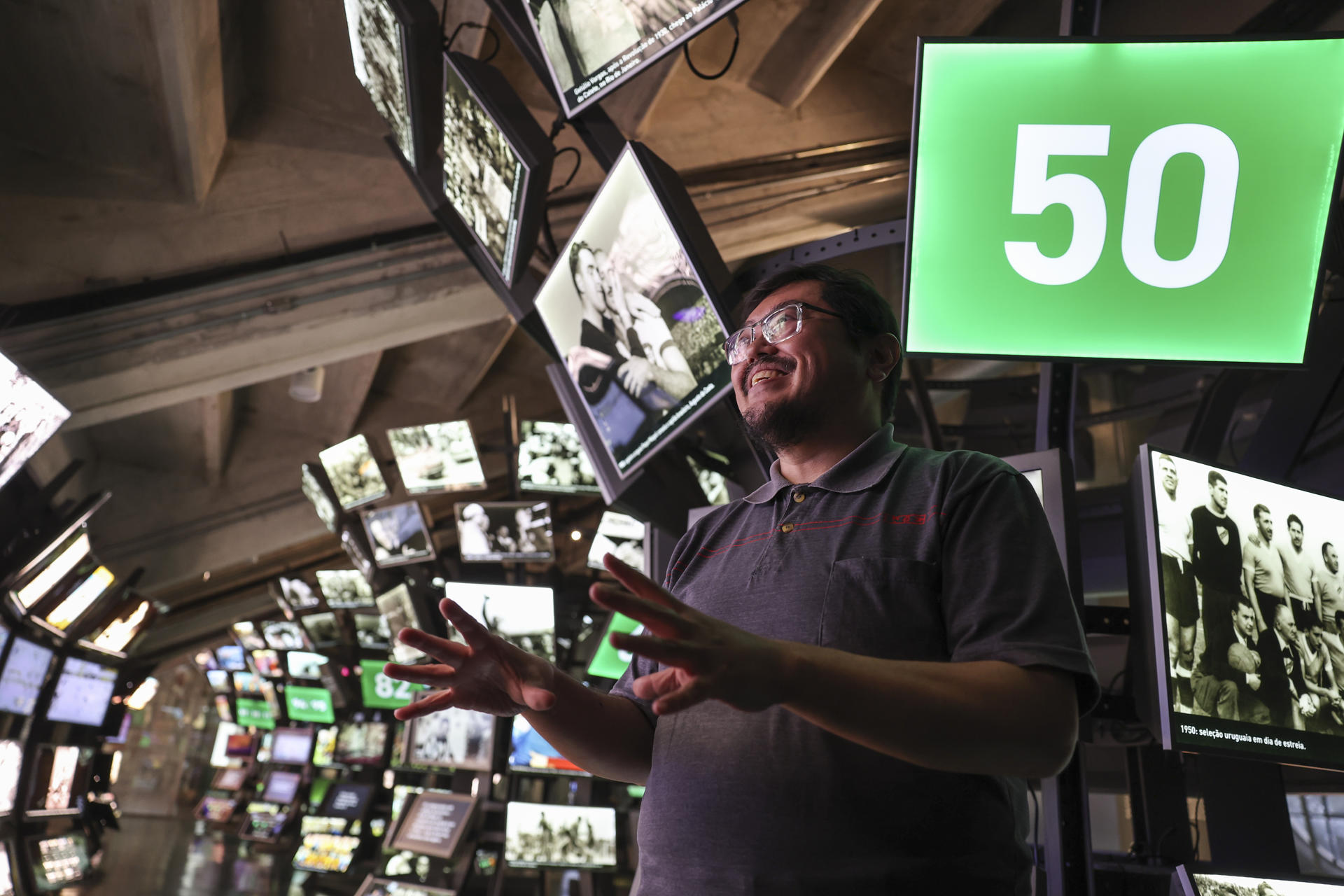 Fotografía que muestra al bibliotecario del Museo del Fútbol de Sao Paulo, Ademir Takara, hablando durante una entrevista con EFE en Sao Paulo (Brasil). EFE/ Sebastiao Moreira