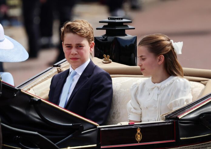 El príncipe Jorge y su hermana, la princesa Carlota, salen del Palacio de Buckingham durante el 'Trooping the Colour', el desfile del cumpleaños del rey Carlos III en Londres, Reino Unico, el 13 de junio de 2026. EFE/EPA/ANDY RAIN
