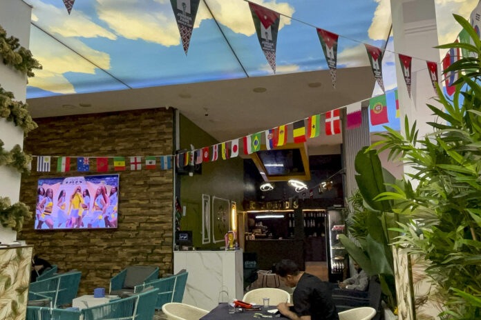 Vista de una cafetería en Amán. Hajj Ibrahim, de 72 años, lleva décadas apoyando a Argentina en los mundiales de fútbol desde un café de Zarqa, al noreste de Amán (Jordania), pero en este Mundial su primer equipo será otro: el de su país, que mañana disputará el primer partido de su historia en la competición. Ibrahim sonríe al reconocer que le molesta 