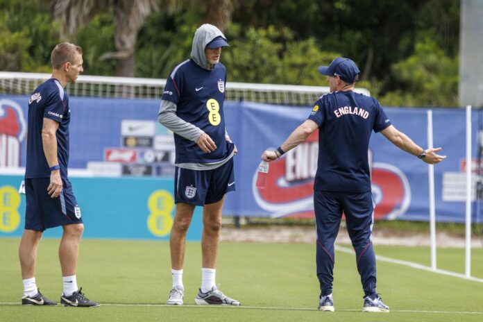 PALM BEACH GARDENS (Estados Unidos) El seleccionador inglés de fútbol, Thomas Tuchel, dirige un entrenamiento en Palm Beach Gardens, Florida, el pasado 9 junio. (Mundial de Fútbol) EFE/EPA/CRISTOBAL HERRERA-ULASHKEVICH
