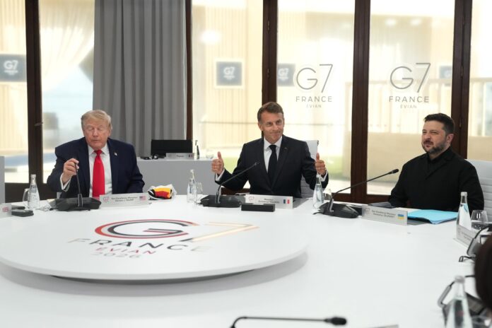 - (I-D) Presidente de EE. UU. Donald Trump, Presidente de Francia Emmanuel Macron y Presidente de Ucrania Volodymyr Zelenskyy durante una sesión de trabajo en la cumbre del G7 en Evian-les-Bains, Francia, el 16 de junio de 2026. La 52ª Cumbre del G7 tiene lugar en Evian-les-Bains del 15 al 17 de junio de 2026. (Francia) EFE/EPA/THIBAULT CAMUS / POOL MAXPPP OUT
