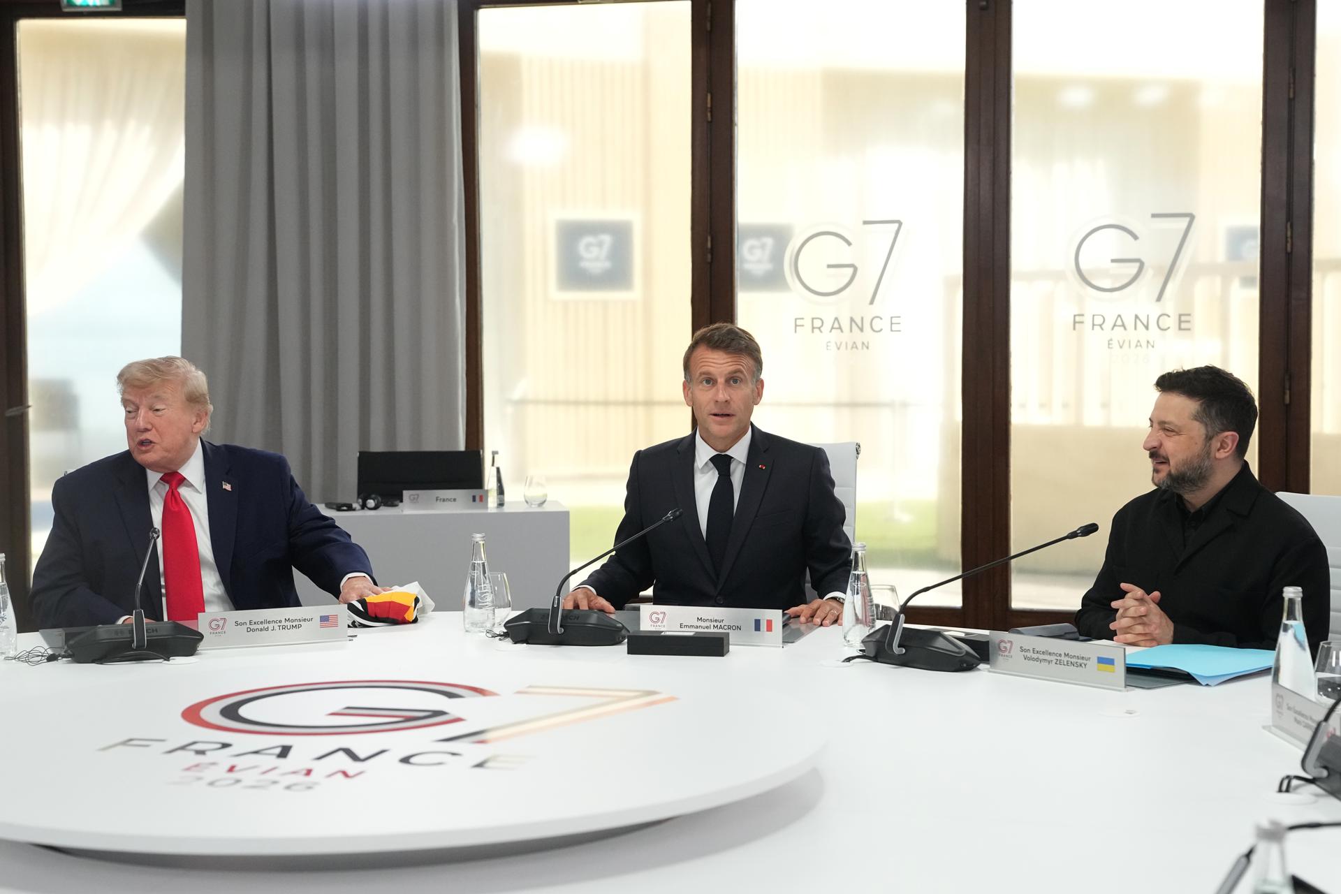 - (I-D) El presidente de EE. UU., Donald Trump, el presidente francés, Emmanuel Macron, y el presidente ucraniano, Volodímir Zelenski, durante una sesión de trabajo en la cumbre del G7 en Evian-les-Bains, Francia, el 16 de junio de 2026. La 52ª Cumbre del G7 tiene lugar en Evian-les-Bains del 15 al 17 de junio de 2026. (Francia) EFE/EPA/THIBAULT CAMUS / POOL MAXPPP OUT