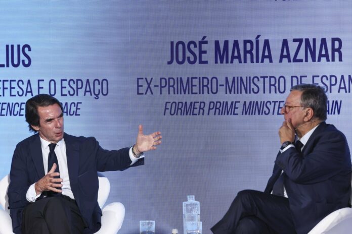 Jose María Aznar (i), expresidente del Gobierno de España, y José Manuel Durao Barroso (d), expresidente de la Comisión Europea, en el escenario durante la 2ª Conferencia de Lisboa, en Lisboa, Portugal, el 16 de junio de 2026. El evento fue organizado por el canal NOW (Medialivre) bajo el lema 'La Gran Transformación: El Mundo en la Era de la Incertidumbre'. (España, Lisboa) EFE/EPA/ANTONIO COTRIM
