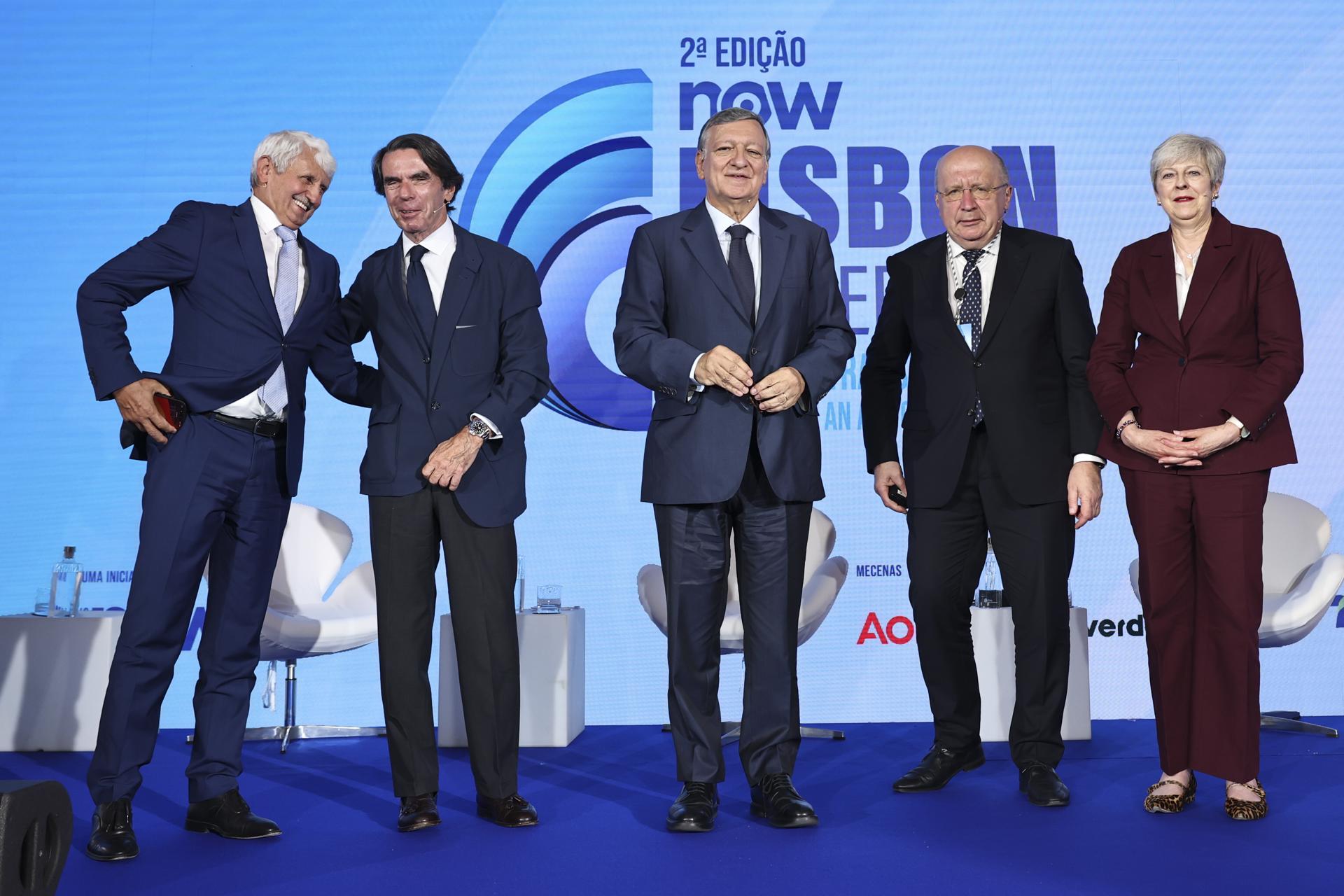 (D-I) Mikulas Dzurinda, ex primer ministro de Eslovaquia, Jose Maria Aznar, ex primer ministro de España, y Jose Manuel Durao Barroso, ex presidente de la Comisión Europea, Andrius Kubilius, Comisario Europeo de Defensa y Espacio, y Theresa May, ex primera ministra de Gran Bretaña, en el escenario durante la 2ª Conferencia de Lisboa, en Lisboa, Portugal, 16 de junio de 2026. El evento fue organizado por el canal NOW (Medialivre) bajo el lema 'La Gran Transformación: El Mundo en una Era de Incertidumbre'. (Eslovaquia, España, Reino Unido, Lisboa) EFE/EPA/ANTONIO COTRIM