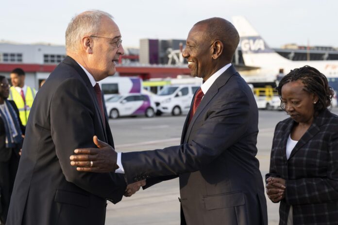 - El Presidente Federal de Suiza, Guy Parmelin (i), da la bienvenida al Presidente de Kenia, William Ruto (c), y a su esposa Rachel Ruto (d) en el Aeropuerto de Ginebra antes de la 52ª cumbre del G7 en la cercana Evian (Francia), en Ginebra, Suiza, 16 de junio de 2026. (Francia, Kenia, Suiza, Ginebra) EFE/EPA/MARTIAL TREZZINI / POOL
