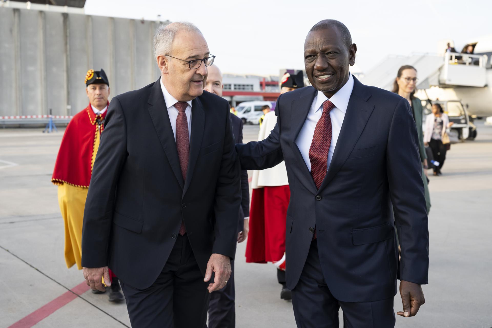 - El Presidente Federal Suizo Guy Parmelin (I) da la bienvenida al Presidente de Kenia William Ruto en el Aeropuerto de Ginebra antes de la 52ª cumbre del G7 en la cercana Evian (Francia), en Ginebra, Suiza, 16 de junio de 2026. (Francia, Kenia, Suiza, Ginebra) EFE/EPA/MARTIAL TREZZINI / POOL
