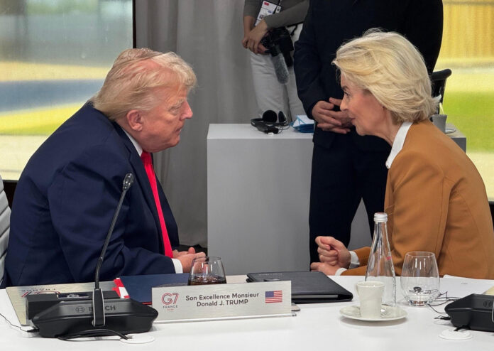 La presidenta de la Comisión Europea, Ursula von der Leyen, conversa con el presidente de EE. UU,. Donald Trump, durante la cumbre del G7 que se celebra en Évian, Francia. Von der Leyen ha asegurado en un mensaje publicado este martes en su cuenta oficial de X que felicitó a Trump por su acuerdo con Irán: 
