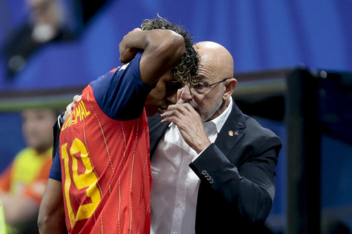 Luis de la Fuente da instrucciones a Lamine Yamal ante Cabo Verde. EFE/ Lavandeira Jr
