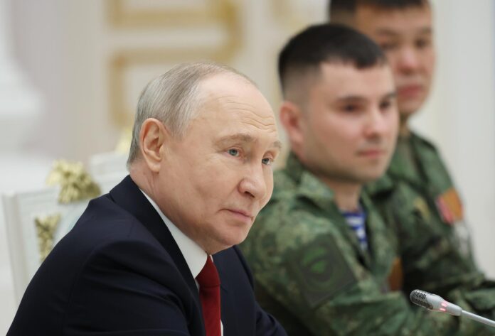 - El presidente ruso Vladimir Putin asiste a una reunión con participantes en la operación militar de Rusia en Ucrania como parte de las celebraciones del Día de Rusia en el Kremlin de Moscú, Rusia, el 12 de junio de 2026. El Día de Rusia es una fiesta nacional de la Federación de Rusia, que se celebra anualmente el 12 de junio. Conmemora la adopción de la Declaración de Soberanía Estatal en 1990. (Rusia, Ucrania, Moscú) EFE/EPA/ALEXANDER KAZAKOV/SPUTNIK/KREMLIN / POOL MANDATORY CREDIT
