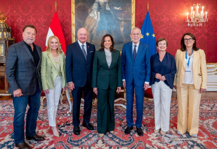 La exvicepresidenta demócrata Kamala Harris (c), posa junto al presidente austríaco, Alexander Van der Bellen (3d) y el actor y exgobernador republicano de California Arnold Schwarzenegger (i), con motivo de su visita a Viena. Harris calificó al Gobierno de Donald Trump como el 