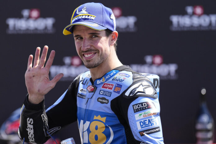 El piloto español Álex Márquez saluda tras ganar al 'sprint' del Gran Premio de Cataluña, el pasado 16 de mayo en Barcelona. EFE/Alejandro García

