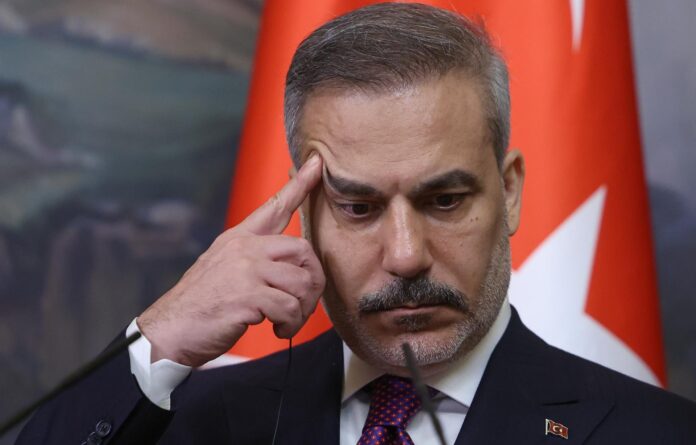 .- El Ministro de Asuntos Exteriores turco, Hakan Fidan, hace un gesto durante una rueda de prensa conjunta con el Ministro de Asuntos Exteriores ruso tras sus conversaciones en Moscú, Rusia, el 16 de junio de 2026. (Rusia, Turquía, Moscú) EFE/EPA/SERGEI ILNITSKY
