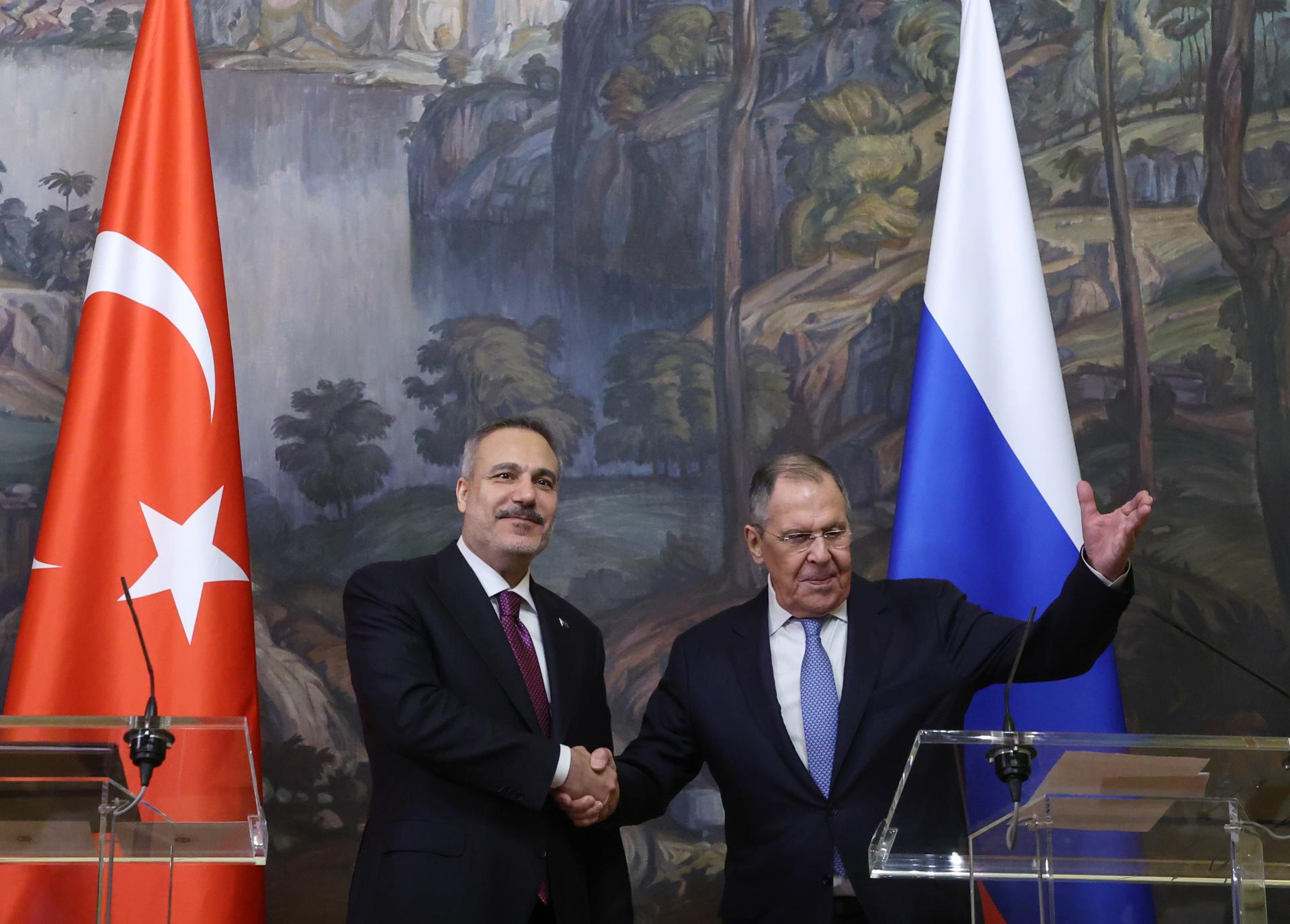 - El Ministro de Asuntos Exteriores ruso, Sergey Lavrov (dcha.), estrecha la mano del Ministro de Asuntos Exteriores turco, Hakan Fidan, durante una rueda de prensa conjunta tras sus conversaciones en Moscú, Rusia, el 16 de junio de 2026. (Rusia, Turquía, Moscú) EFE/EPA/SERGEI ILNITSKY
