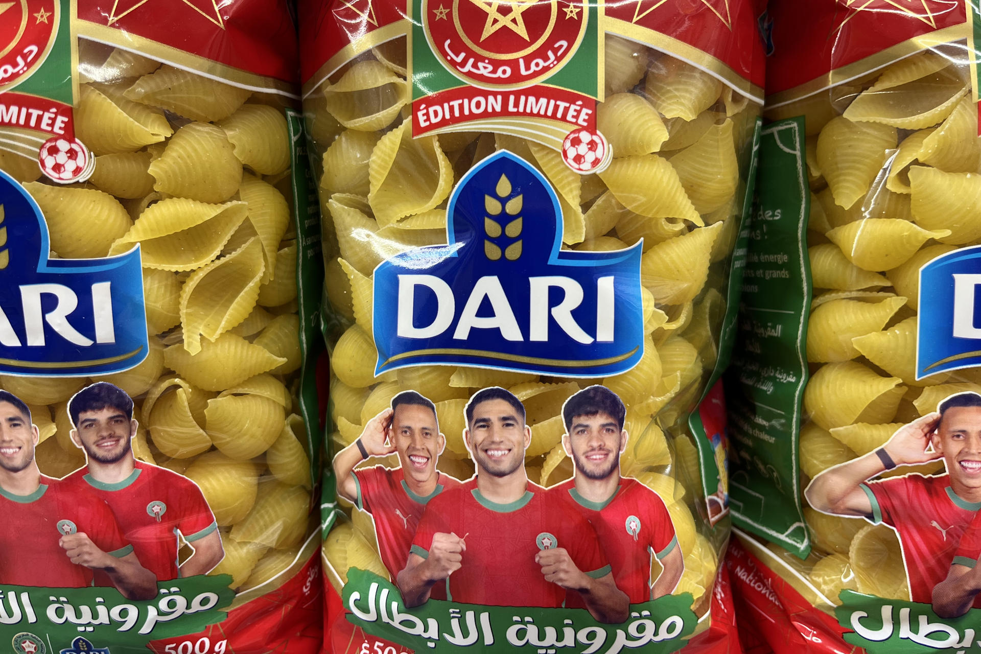 La expresión popular "hasta en la sopa" ha cobrado un sentido literal en Marruecos cuando de fútbol se trata. Con el arranque del Mundial 2026, los rostros de los Leones del Atlas y los colores rojo y verde de la bandera nacional han tomado las calles, las estanterías de los supermercados, las cartas de los restaurantes y los escaparates tecnológicos.  EFE/ Marta Donat
