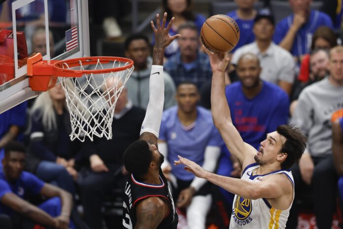 Fotografía de Caroline Brehman, en la que puede verse en una imagen de archivo del 2 de diciembre de 2023 al entonces jugador de Golden State Warriors Dario Saric (d), durante un partido. EFE *Prohibido su uso por Shutterstock*
