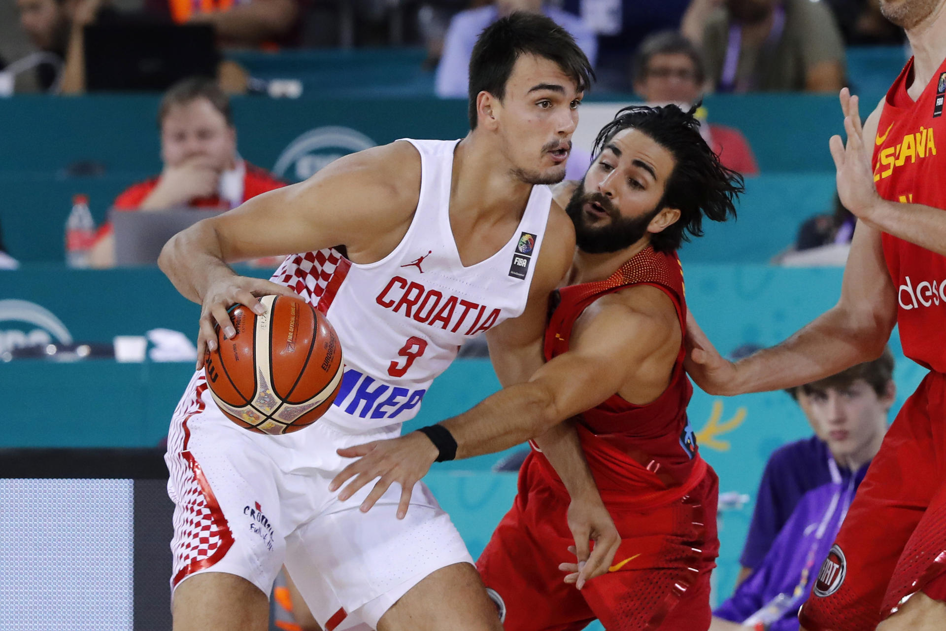 Fotografía de Juan Carlos Hidalgo, en la que puede verse en una imagen de archivo del 5 de septiembre de 2017 al jugador de la selección de Croacia Dario Saric (i), durante un partido contra España. EFE