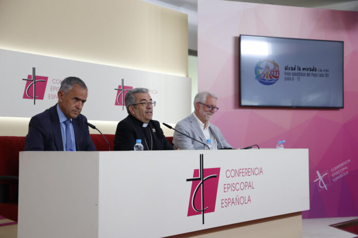 MADRID, 16/06/2026.- El presidente de la Conferencia Episcopal Española (CEE), Luis Argüello, y los coordinadores nacionales de la visita del papa a España, Yago de la Cierva (d) y Fernando Giménez Barriocanal (i), durante la rueda de prensa ofrecida este martes, para evaluar el viaje de León XIV, en el que ha recorrido 2.500 kilómetros durante seis días con etapas en Madrid, Barcelona, Gran Canaria y Tenerife.EFE/ Maria Aguilella Pardo
