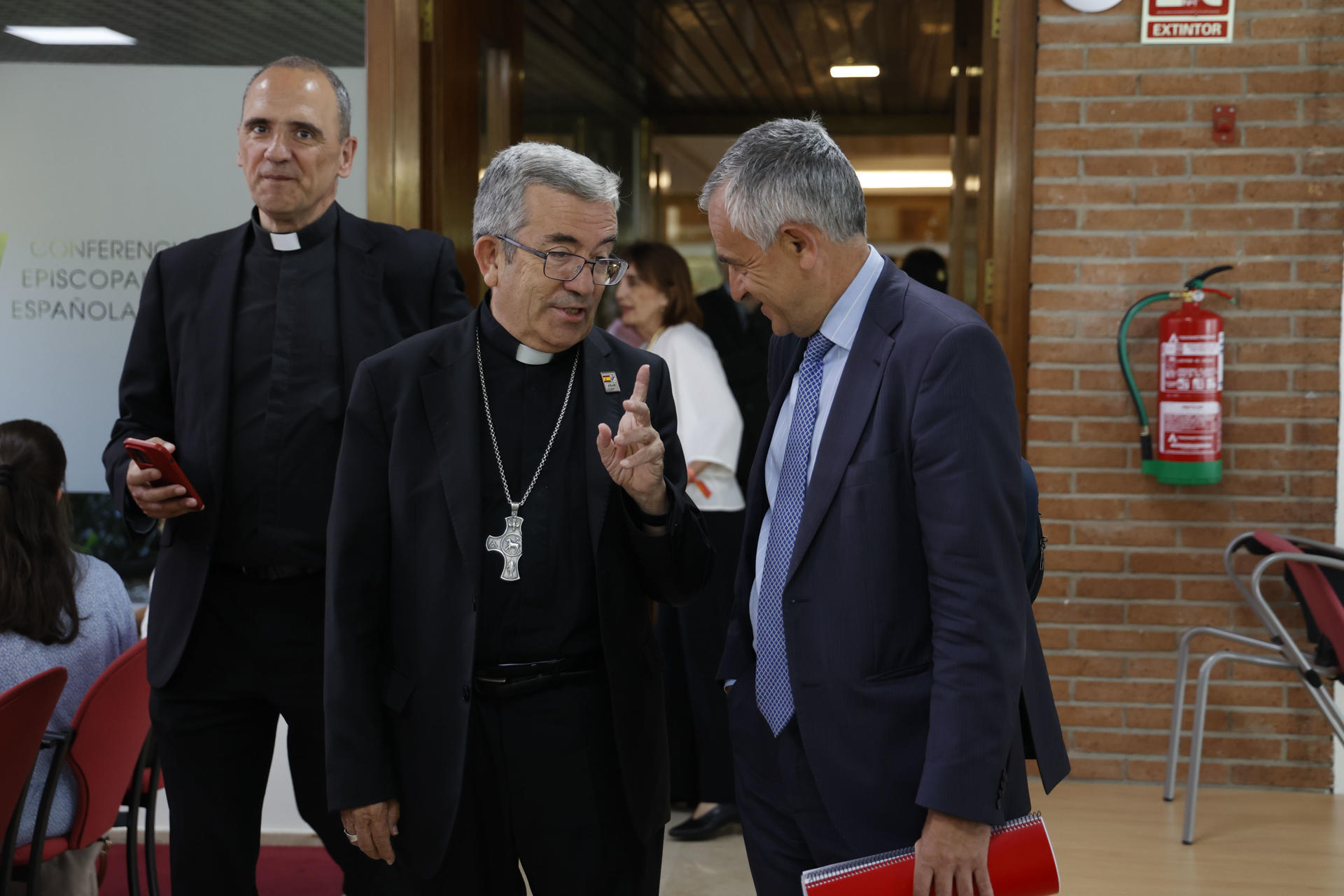 - El presidente de la Conferencia Episcopal Española (CEE), Luis Argüello, antes de la rueda de prensa ofrecida este martes, para evaluar el viaje de León XIV, en el que ha recorrido 2.500 kilómetros durante seis días con etapas en Madrid, Barcelona, Gran Canaria y Tenerife.EFE/ Maria Aguilella Pardo
