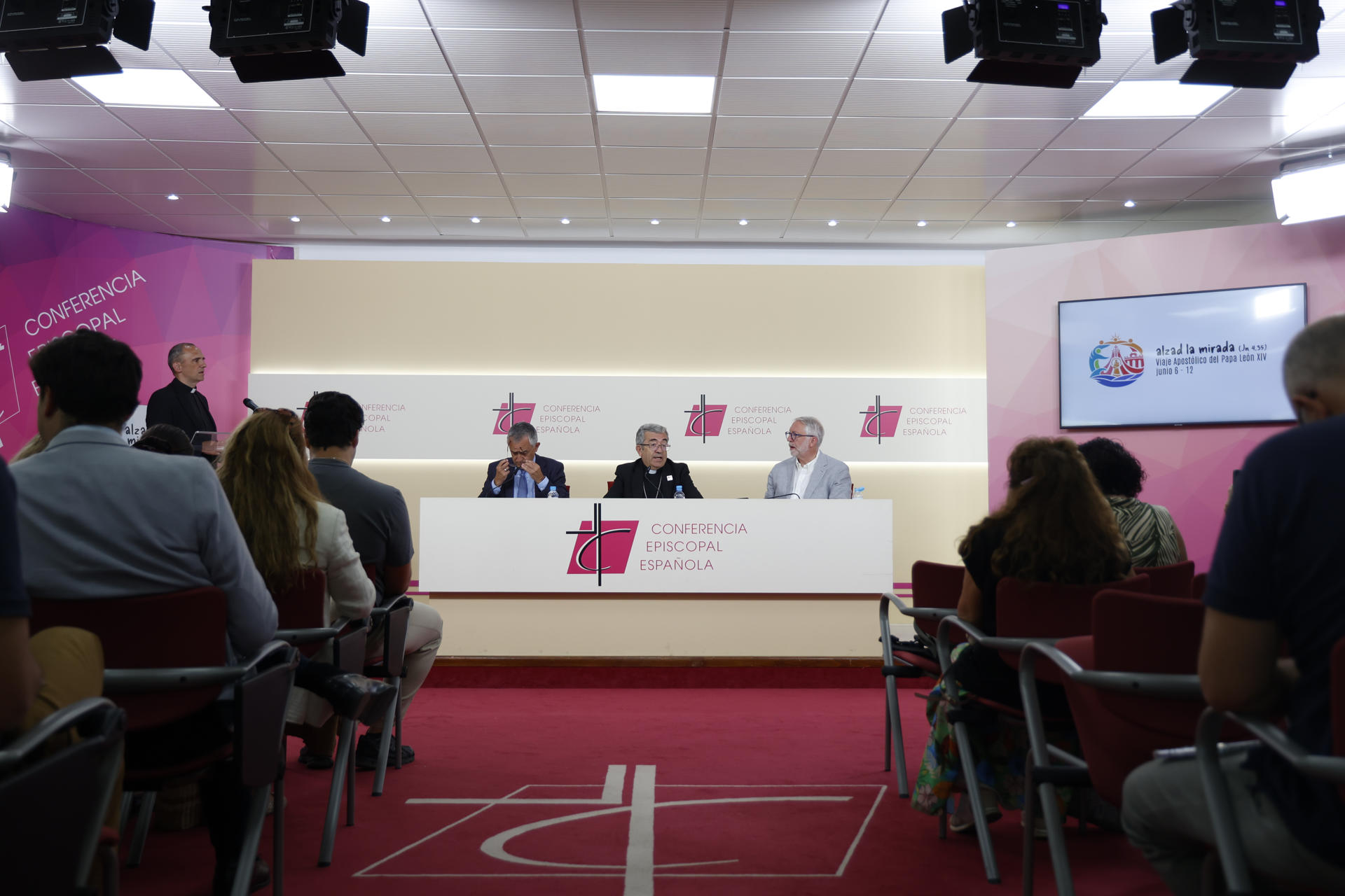 - El presidente de la Conferencia Episcopal Española (CEE), Luis Argüello, y los coordinadores nacionales de la visita del papa a España, Yago de la Cierva (d) y Fernando Giménez Barriocanal (i), durante la rueda de prensa ofrecida este martes, para evaluar el viaje de León XIV, en el que ha recorrido 2.500 kilómetros durante seis días con etapas en Madrid, Barcelona, Gran Canaria y Tenerife.EFE/ Maria Aguilella Pardo
