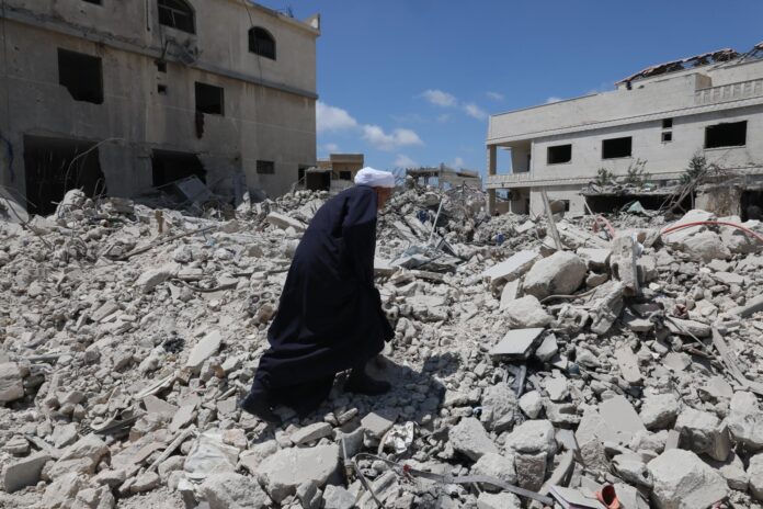 - Un hombre que ha regresado a su pueblo camina sobre los escombros de un edificio destruido tras un ataque israelí en la aldea de Maaroub, en el sur del Líbano, el 15 de junio de 2026, después del anuncio de un marco preliminar mediado por Estados Unidos e Irán para poner fin a las hostilidades militares regionales y levantar el bloqueo naval en el estrecho de Ormuz. EFE/WAEL HAMZEH

