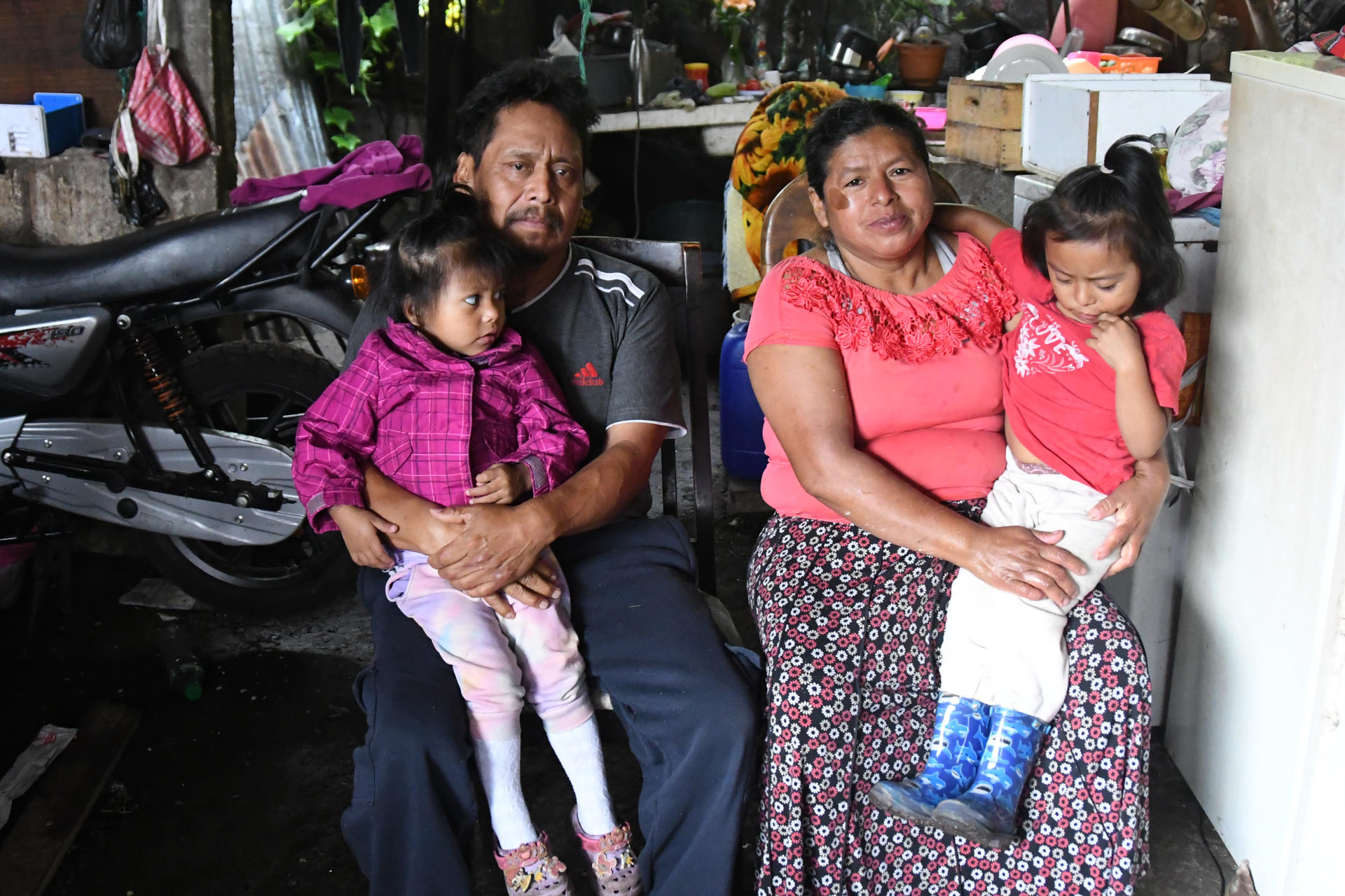 Nohemy Velásquez, madre guatemalteca de cinco hijos, fue captada el pasado 12 de junio al posar con varios familiares en la Aldea Mesias de Amatitlán (Guatemala). A guatemaltecos como Velásquez, las remesas le han permitido pagar una nueva casa con lo enviado por una hija desde EE.UU. EFE/Alex Cruz