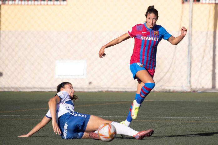 La defensa Carolina Cubedo (i), intenta cortar el avance de la jugadora Leila Ouahabi,en foto de archivo de Miguel Barreto. EFE
