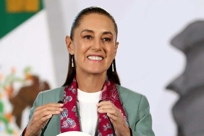 La presidenta de México, Claudia Sheinbaum, habla durante una rueda de prensa este martes, en el Palacio Nacional de Ciudad de México (México). EFE/Mario Guzmán
