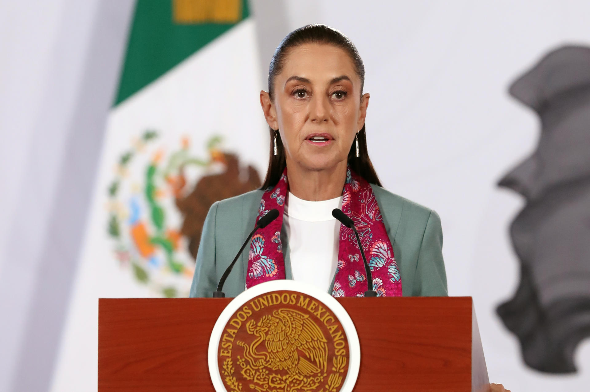 La presidenta de México, Claudia Sheinbaum, habla durante una rueda de prensa este martes, en el Palacio Nacional de Ciudad de México (México). EFE/Mario Guzmán