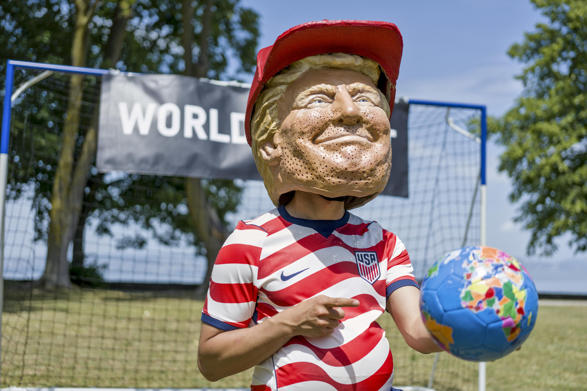 Varios activistas de la organización Oxfam Intermón con máscaras que recreaban a los siete líderes del G7 vestidos como futbolistas emularon este martes un partido en Évian (Francia) para denunciar los recortes en ayuda internacional de este grupo de países, cuyos líderes celebran una cumbre en esta localidad desde ayer hasta mañana miércoles. EFE/ Edgar Sapiña Manchado

