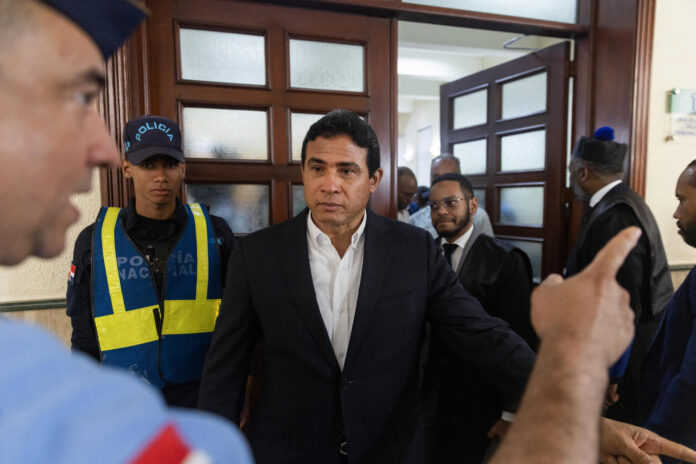 El mayor general del Ejército de República Dominicana, Adán Cáceres Silvestre (c), exjefe de seguridad del expresidente Danilo Medina (2012-2020), asiste al Palacio de Justicia, donde un tribunal emite la sentencia del juicio de fondo contra el grupo de acusados de desfalcar al Estado dominicano por más de 75 millones de dólares, en Santo Domingo (República Dominicana). EFE/Orlando Barría
