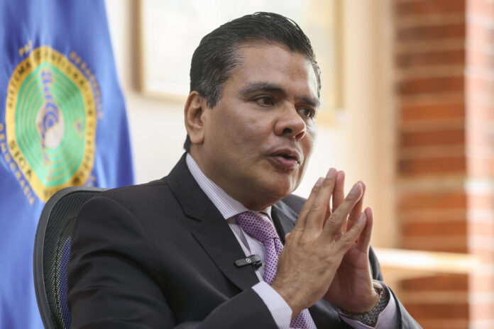 Fotografía del nuevo secretario general del Sistema de la Integración Centroamericana (SIECA), Alden Rivera Montes, en una entrevista con EFE en Ciudad de Guatemala (Guatemala). EFE/ Mariano Macz
