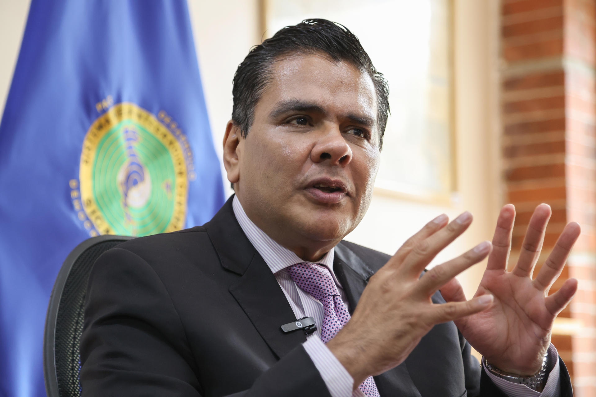 Fotografía del nuevo secretario general del Sistema de la Integración Centroamericana (SIECA), Alden Rivera Montes, en una entrevista con EFE en Ciudad de Guatemala (Guatemala). EFE/ Mariano Macz

