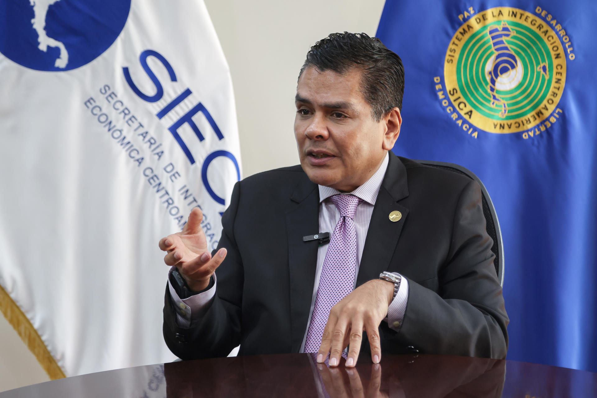 Fotografía del nuevo secretario general del Sistema de la Integración Centroamericana (SIECA), Alden Rivera Montes, en una entrevista con EFE en Ciudad de Guatemala (Guatemala). EFE/ Mariano Macz
