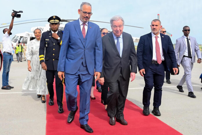 Fotografía cedida por la Oficina del Primer Ministro de Haití de su mandatario, Alix Didier Fils-Aimé (i), junto al secretario general de la ONU, António Guterres, durante una visita de solidaridad este martes, en Puerto Príncipe (Haití). EFE/ Oficina del Primer Ministro de Haití
