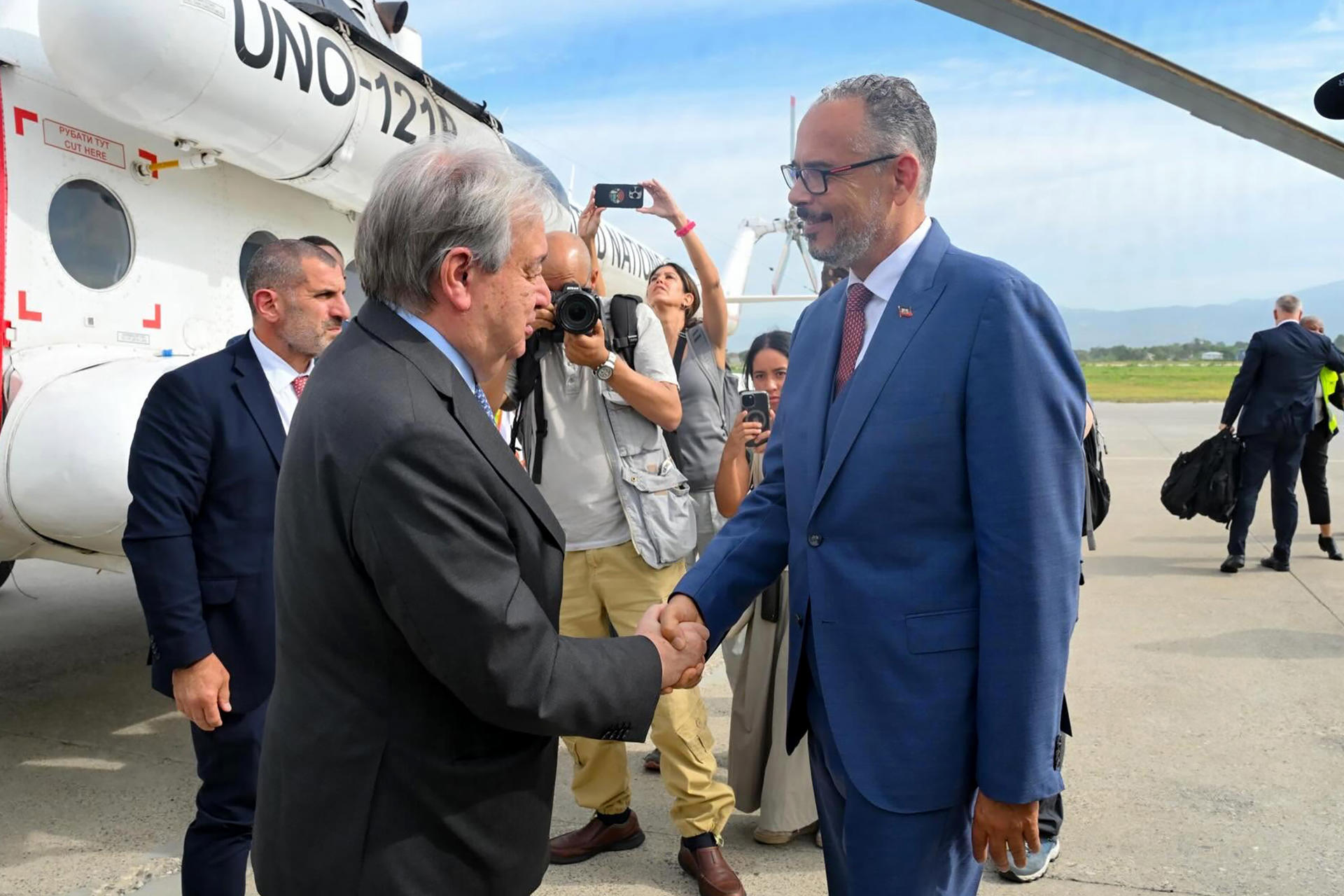 Fotografía cedida por la Oficina del Primer Ministro de Haití de su mandatario, Alix Didier Fils-Aimé (d), junto al secretario general de la ONU, António Guterres, durante una visita de solidaridad este martes, en Puerto Príncipe (Haití). EFE/ Oficina del Primer Ministro de Haití
