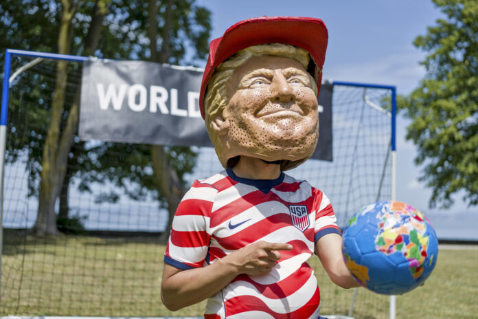 6.- Varios activistas de la organización Oxfam Intermón con máscaras que recreaban a los siete líderes del G7 vestidos como futbolistas emularon este martes un partido en Évian (Francia) para denunciar los recortes en ayuda internacional de este grupo de países, cuyos líderes celebran una cumbre en esta localidad desde ayer hasta mañana miércoles. EFE/ Edgar Sapiña Manchado
