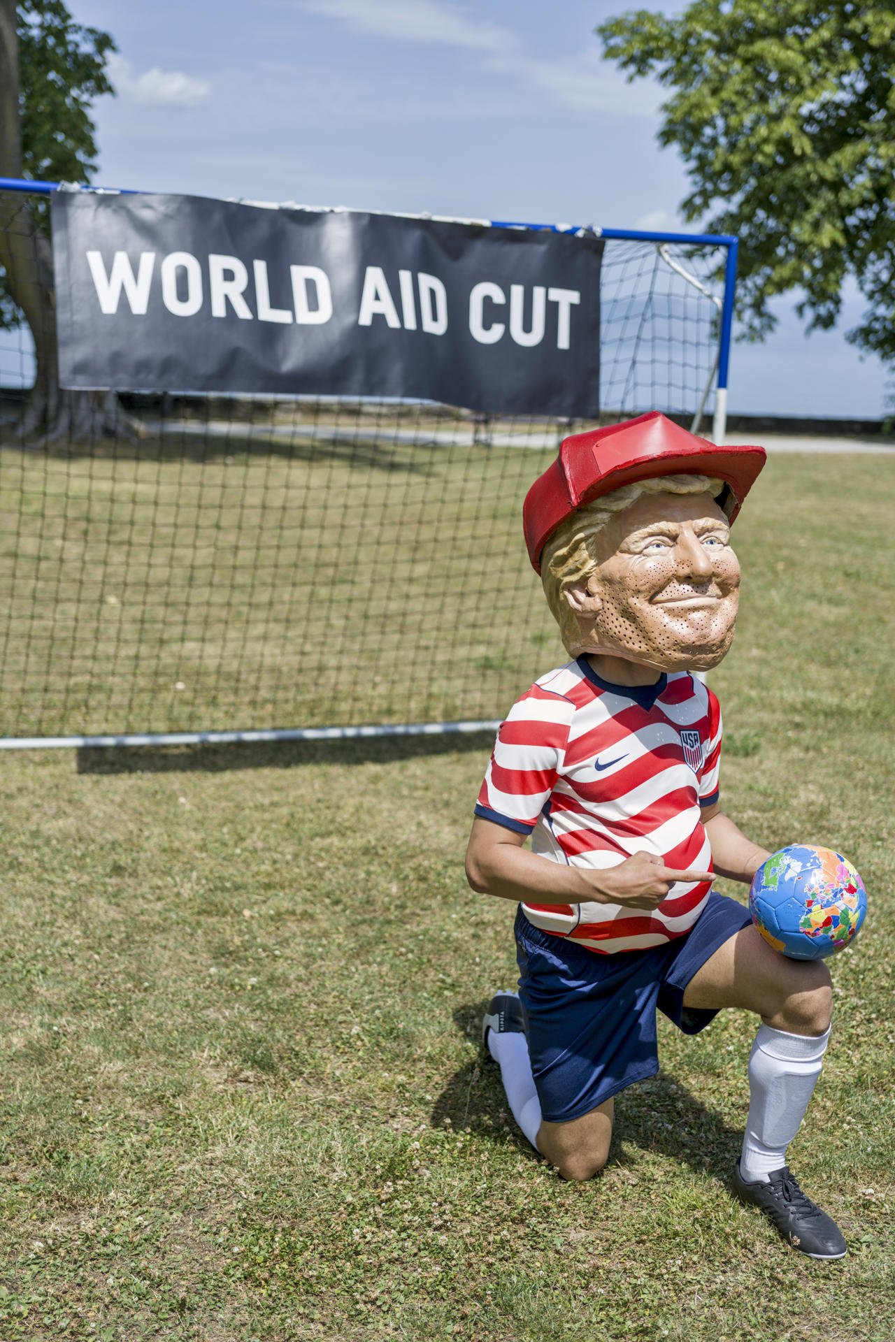 Varios activistas de la organización Oxfam Intermón con máscaras que recreaban a los siete líderes del G7 vestidos como futbolistas emularon este martes un partido en Évian (Francia) para denunciar los recortes en ayuda internacional de este grupo de países, cuyos líderes celebran una cumbre en esta localidad desde ayer hasta mañana miércoles. EFE/ Edgar Sapiña Manchado

