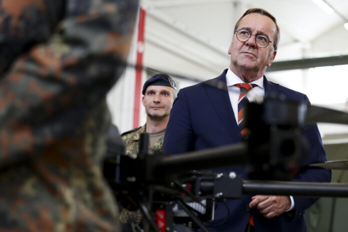 El Ministro de Defensa alemán, Boris Pistorius, durante una visita al Regimiento de Protección de la Fuerza Aérea en la Base Aérea de Upjever en Schortens, Alemania, el 16 de junio de 2026. La visita del Ministro de Defensa alemán se centró en revisar la formación y las capacidades operativas de la unidad en la Lucha contra los Sistemas Aéreos No Tripulados Pequeños (C-sUAS, o sistemas de defensa de drones). (Alemania) EFE/EPA/CHRISTOPHER NEUNDORF
