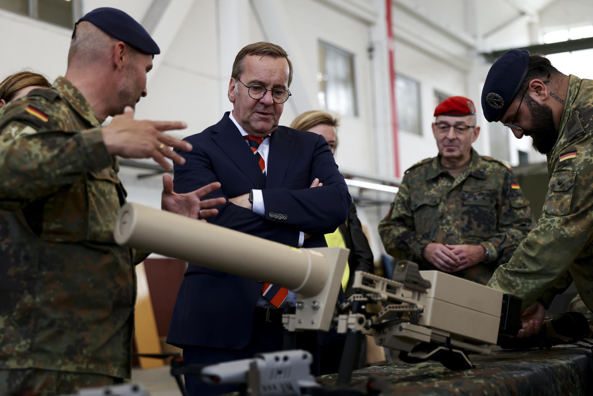 El Ministro de Defensa alemán, Boris Pistorius, durante una visita al Regimiento de Protección de la Fuerza Aérea en la Base Aérea de Upjever en Schortens, Alemania, el 16 de junio de 2026. La visita del Ministro de Defensa alemán se centró en revisar las capacidades de entrenamiento y operativas de la unidad en Sistemas Antidron Pequeños (C-sUAS, o sistemas de defensa contra drones). (Alemania) EFE/EPA/CHRISTOPHER NEUNDORF