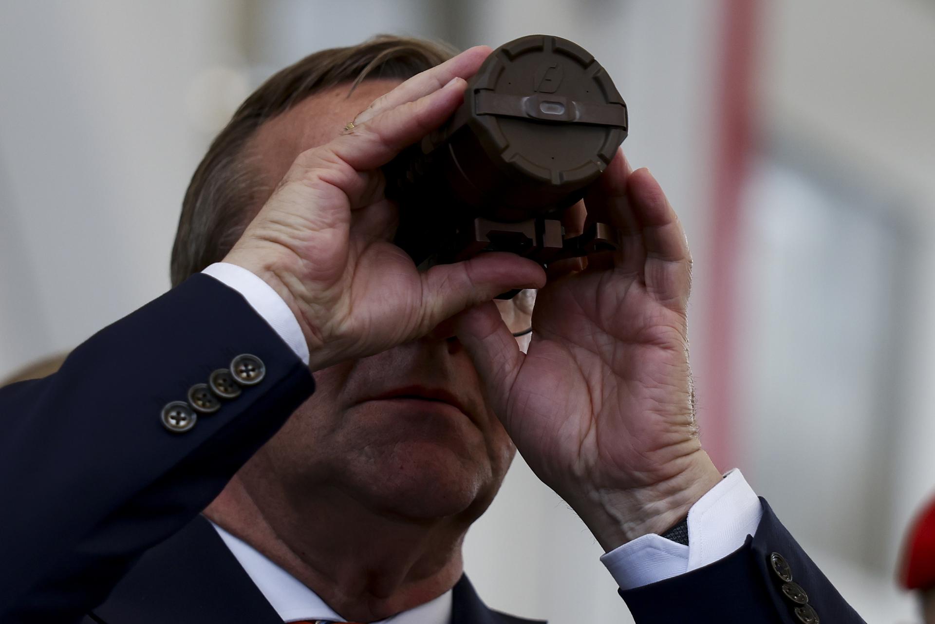 El Ministro de Defensa alemán, Boris Pistorius, durante una visita al Regimiento de Protección de la Fuerza Aérea en la Base Aérea de Upjever en Schortens, Alemania, el 16 de junio de 2026. La visita del Ministro de Defensa alemán se centró en la revisión de las capacidades de entrenamiento y operativas de la unidad en Sistemas Antidrones Pequeños (C-sUAS, o sistemas de defensa de drones). (Alemania) EFE/EPA/CHRISTOPHER NEUNDORF