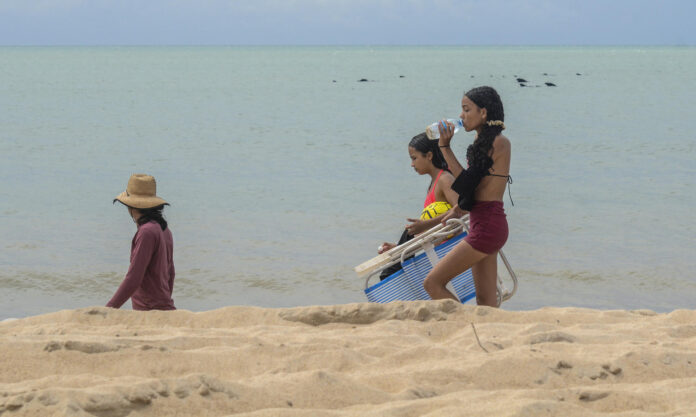Fotografía de archivo del 31 de mayo de 2024 que muestra a turistas en el municipio de Rio do Fogo (Brasil). El noreste de Brasil, reconocido por sus playas paradisíacas de aguas cálidas y su rica cultura, vive una oleada de récords de turistas extranjeros. EFE/ Ney Douglas /ARCHIVO
