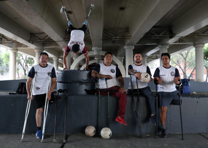 Futbolistas posan al finalizar un entrenamiento este lunes, en Ciudad de México (México). EFE/Mario Guzmán
