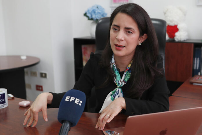 La diputada opositora por el partido Vamos Claudia Ortiz habla durante una entrevista con EFE el 8 de junio de 2026 en San Salvador (El Salvador). EFE/Rodrigo Sura
