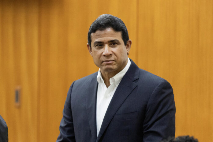 El mayor general del Ejército de República Dominicana Adán Cáceres Silvestre (c), exjefe de seguridad del expresidente Danilo Medina (2012-2020), fue captado este 15 de junio durante la lectura de una sentencia en su contra y de otros altos mandos militares por un desfalco al Estado, en el Palacio de Justicia, en Santo Domingo (República Dominicana). EFE/Orlando Barría

