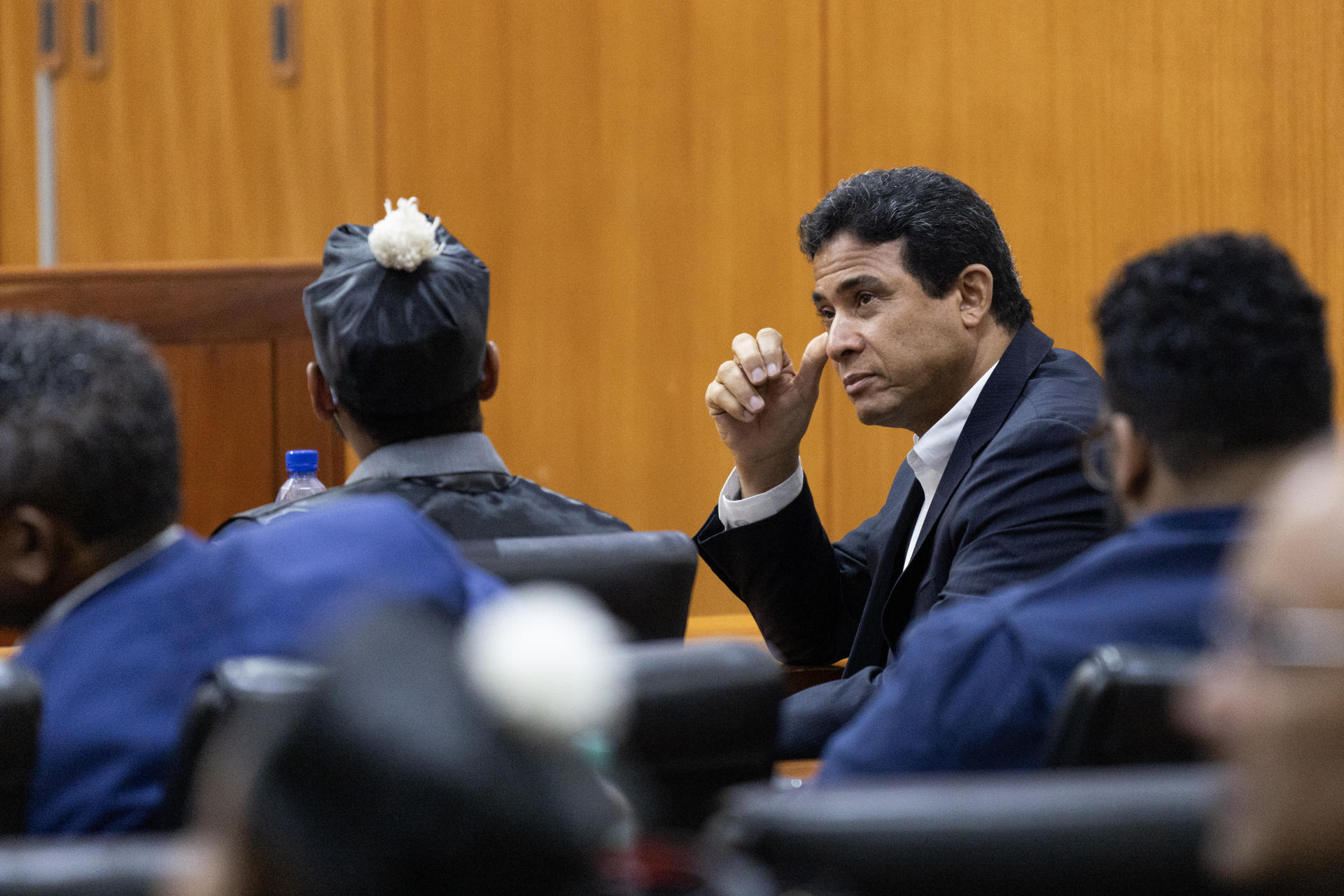 El mayor general del Ejército de República Dominicana Adán Cáceres Silvestre (2-d), exjefe de seguridad del expresidente Danilo Medina (2012-2020), fue captado este 15 de junio durante la lectura de una sentencia en su contra y de otros altos mandos militares por un desfalco al Estado, en el Palacio de Justicia, en Santo Domingo (República Dominicana). EFE/Orlando Barría